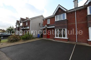 House front with ample parking, 15 mins walk from UL, 5 mins to Castletroy shopping center 